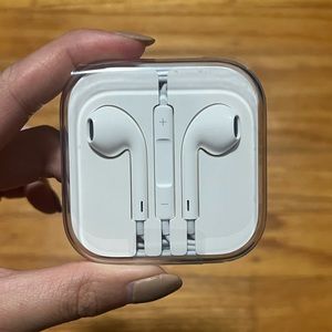 BRAND NEW Apple Earpods with 3.5mm headphone jack